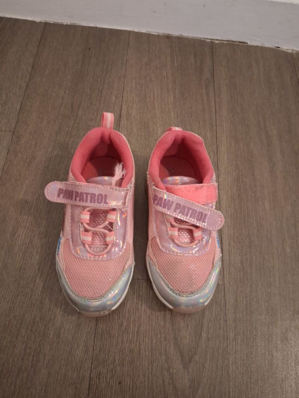 Chaussure enfant rose avec motifs dessin anim&eacute; Chaussures enfants