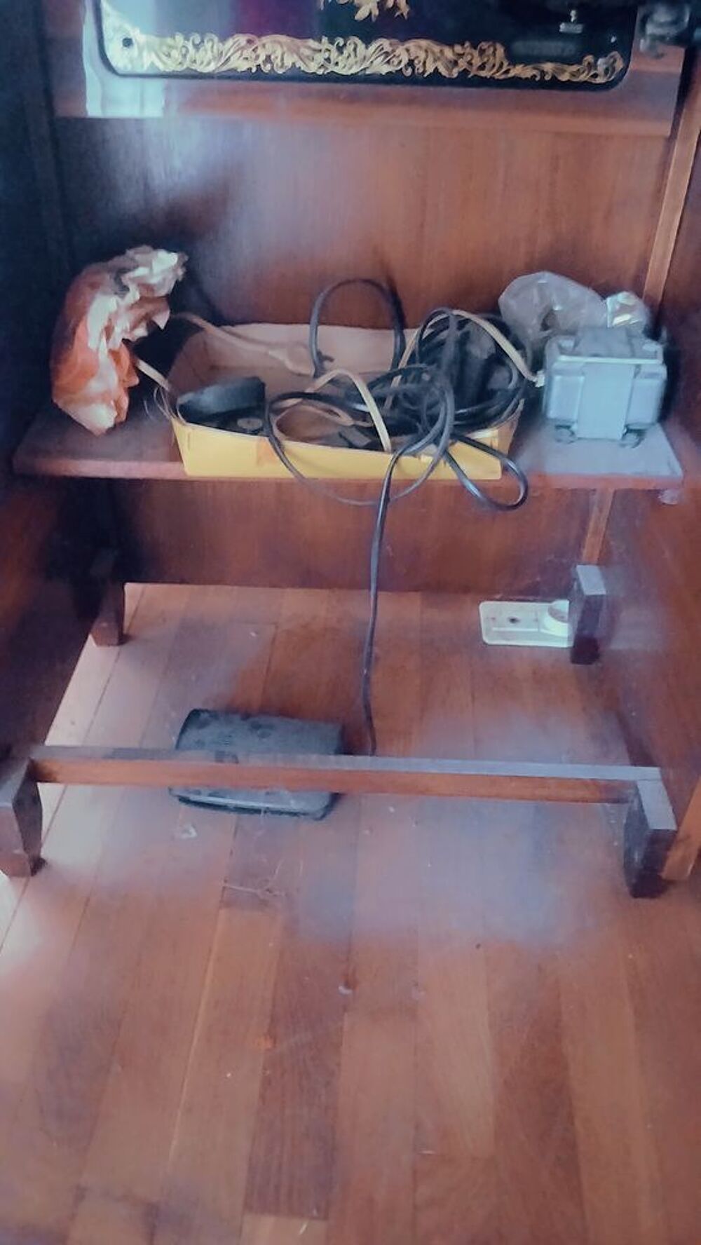 meuble avec machine a coudre d&eacute;coratif Décoration