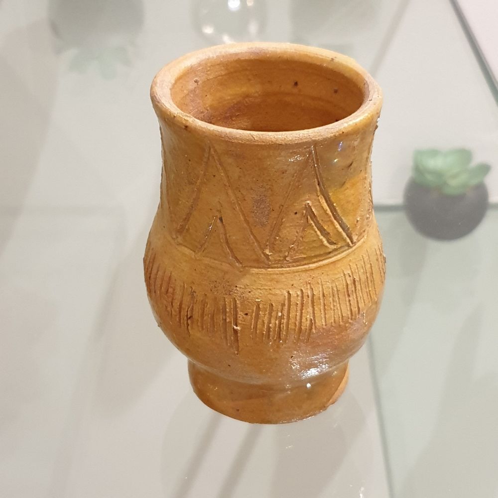 Petit vase grav&eacute; en terre cuite, vernis 10 cm Ancien Décoration