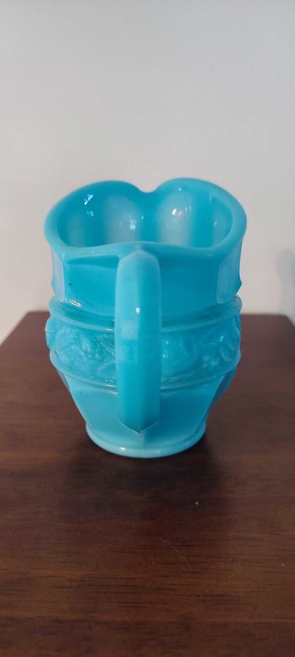 Pichet , cr&eacute;mier en opaline vintage 