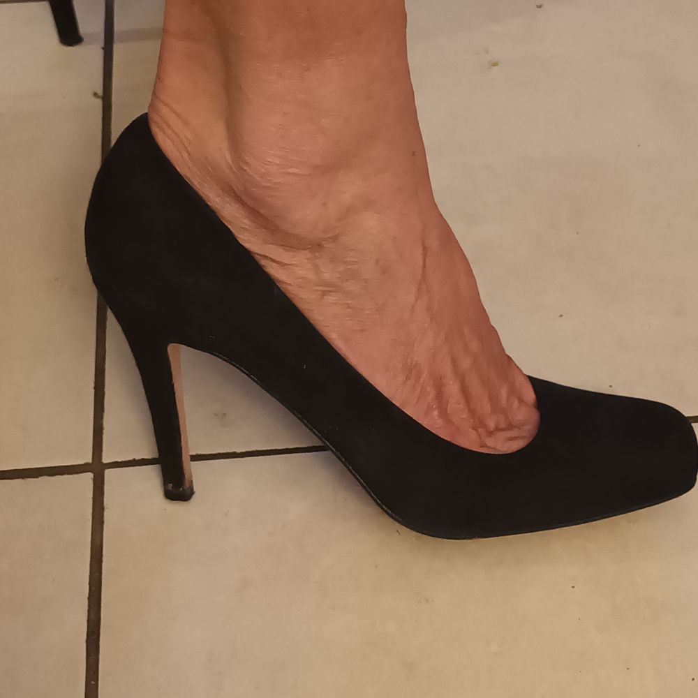tr&egrave;s beau escarpin taille 38 cuir noir Chaussures