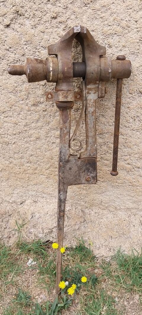 Étau ancien sur pied 110 Sète (34)