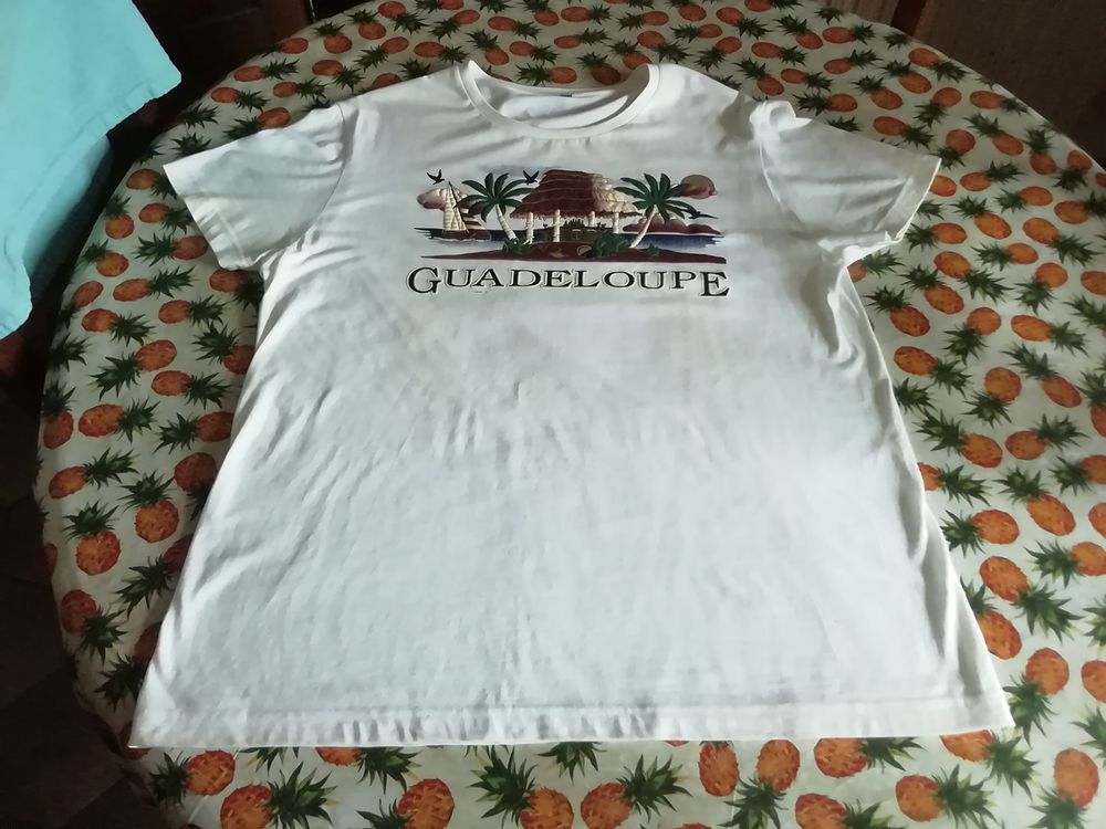 Magnifique tee-shirt Guadeloupe taille L 100 %coton Vêtements