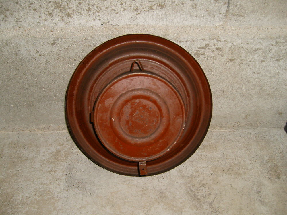 Ancienne pendule murale en t&ocirc;le Décoration