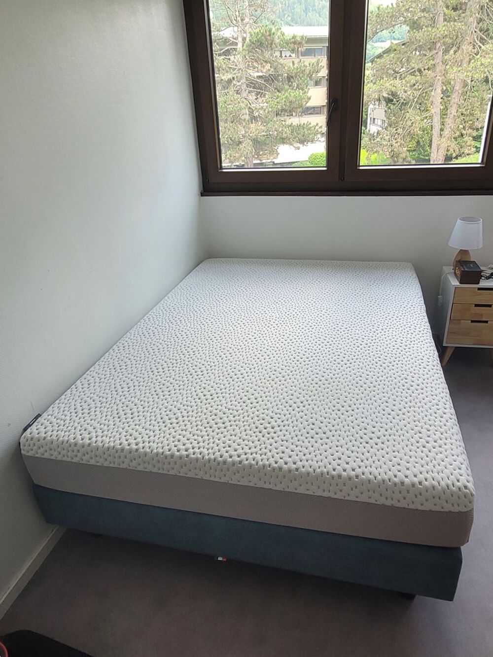 Lit double 140 x 190 avec matelas &agrave; m&eacute;moire de forme Meubles