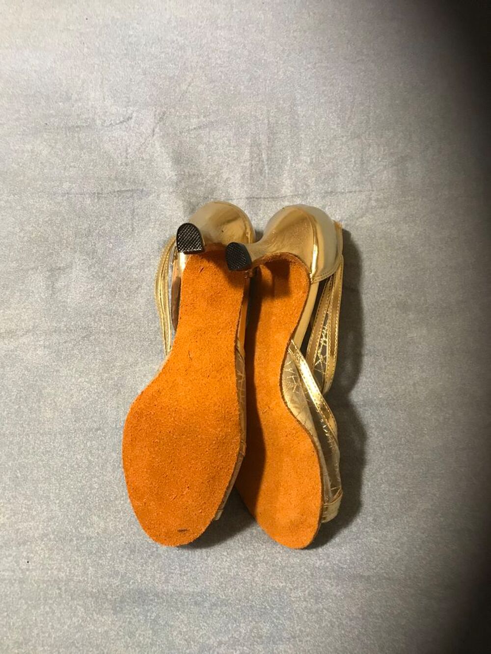 Chaussures sp&eacute;ciales tango neuves dor&eacute; . Chaussures