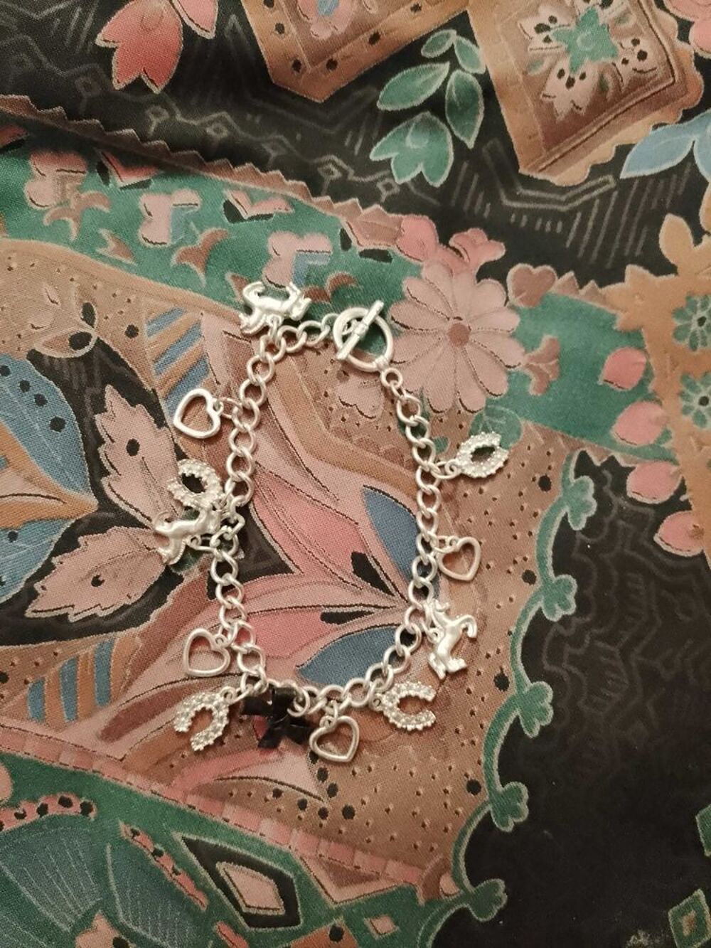 bracelet en m&eacute;tal argent&eacute; th&egrave;me cheval enfants. Bijoux et montres