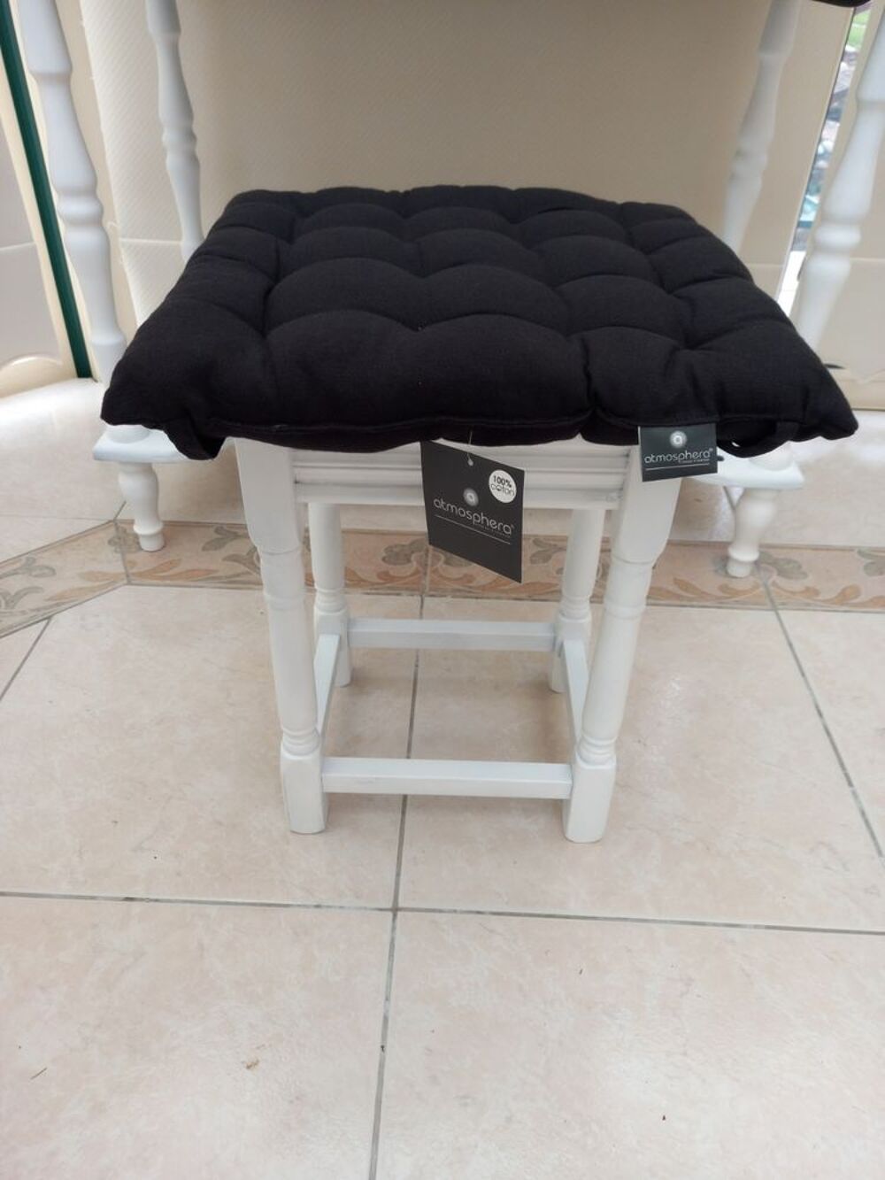 Coiffeuse blanche et noire. Meubles