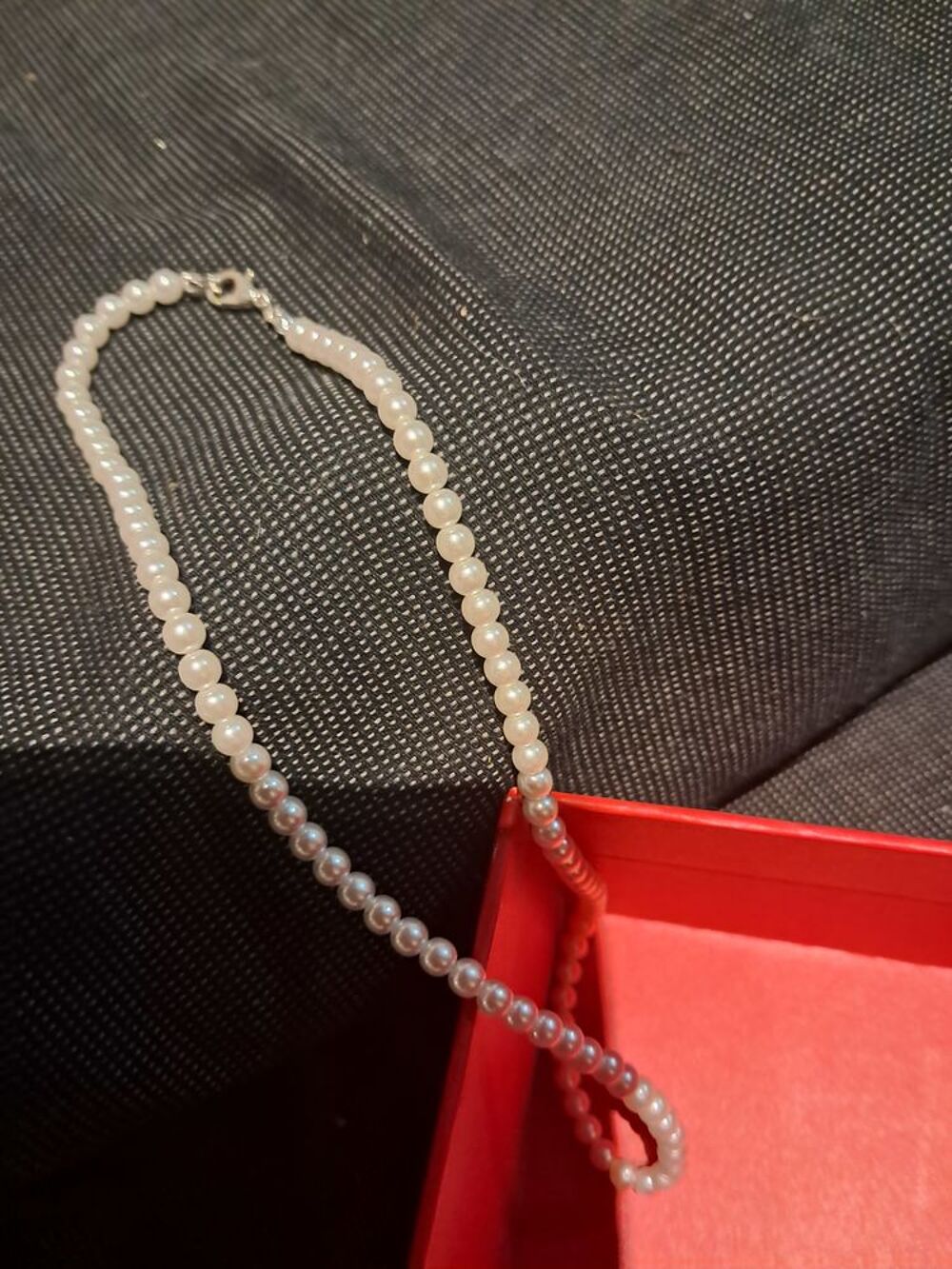 Beau collier fantaisie &agrave; perle. Bijoux et montres