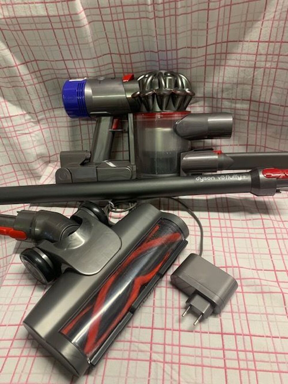 Dyson V 8 aspirateur Electroménager