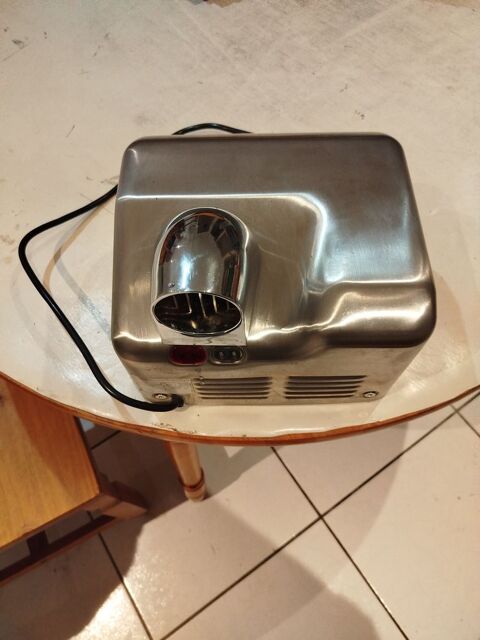 S&egrave;che main 100 66380 Pia