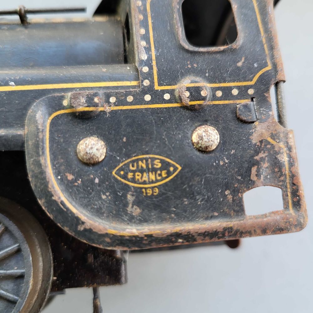 locomotive en m&eacute;tal tr&egrave;s ancienne m&eacute;canisme A clef 