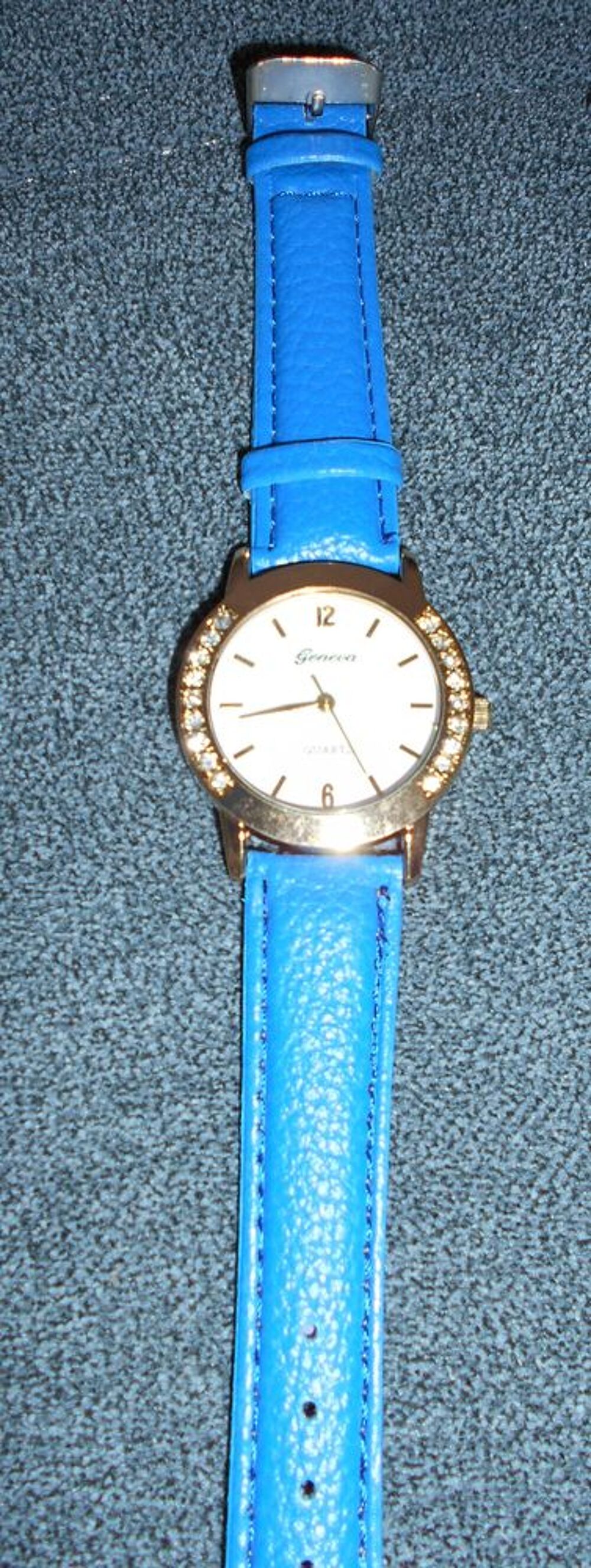 montre femme &quot;Geneva&quot; bracelet cuir bleu, neuve Bijoux et montres