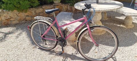 BEAU VELO FEMME de couleur  ROSE 30 Bandol (83)