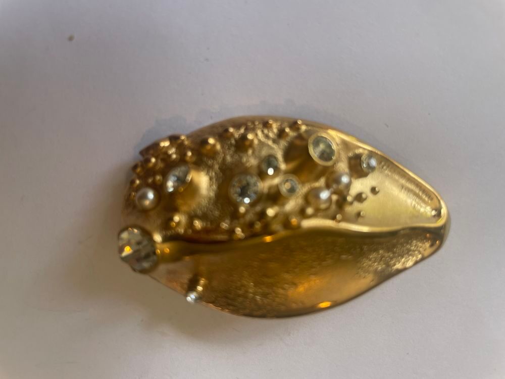Broche coquillage dor&eacute; strass crystal Christian LACROIX Bijoux et montres