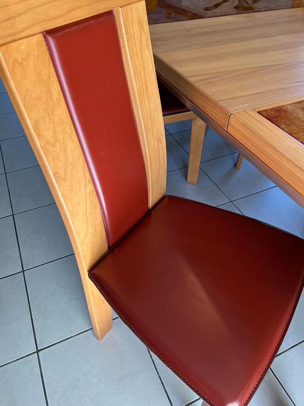Table de salle &agrave; manger et 6 chaises Meubles
