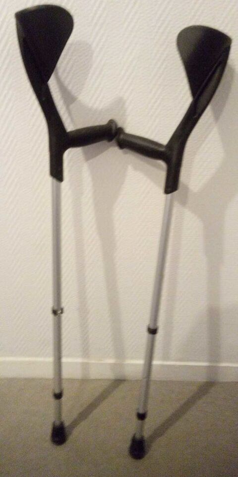 Lot 2 b&eacute;quilles r&eacute;glable &eacute;tat neuf. Sur Amiens Rivery. 20 €. C'est disponible. 0 80000 Amiens