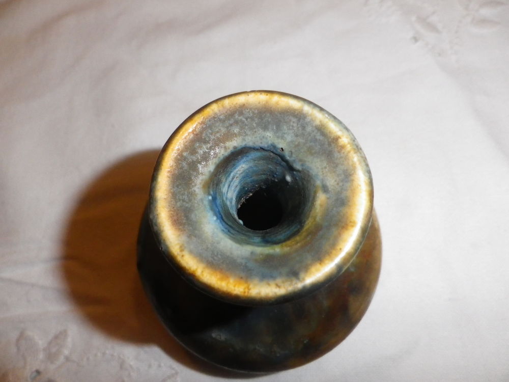 PETIT VASE EN GR&Egrave;S sign&eacute; Décoration