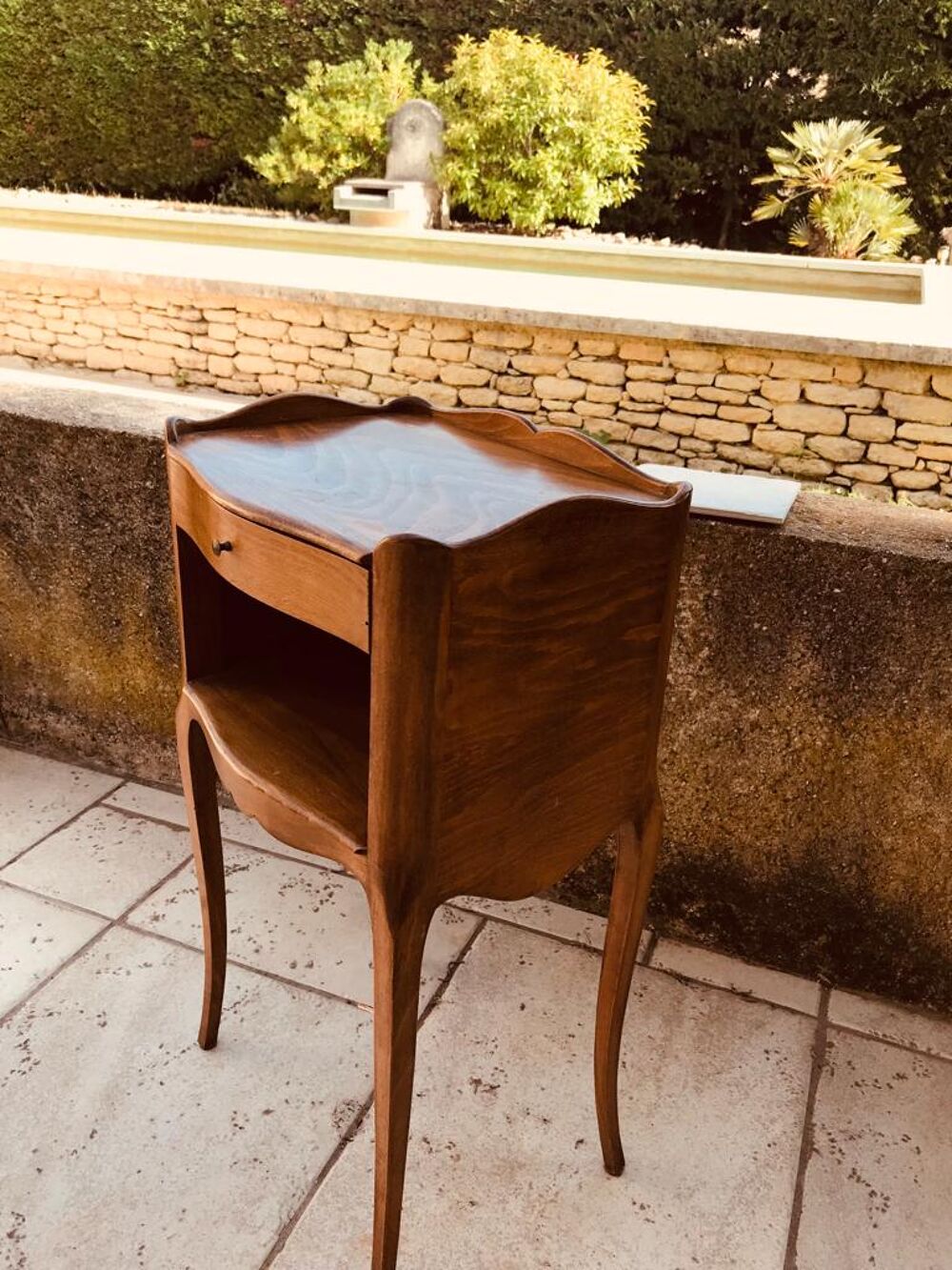 Lits jumeaux, leurs tables de nuit et leurs matelas neufs Meubles