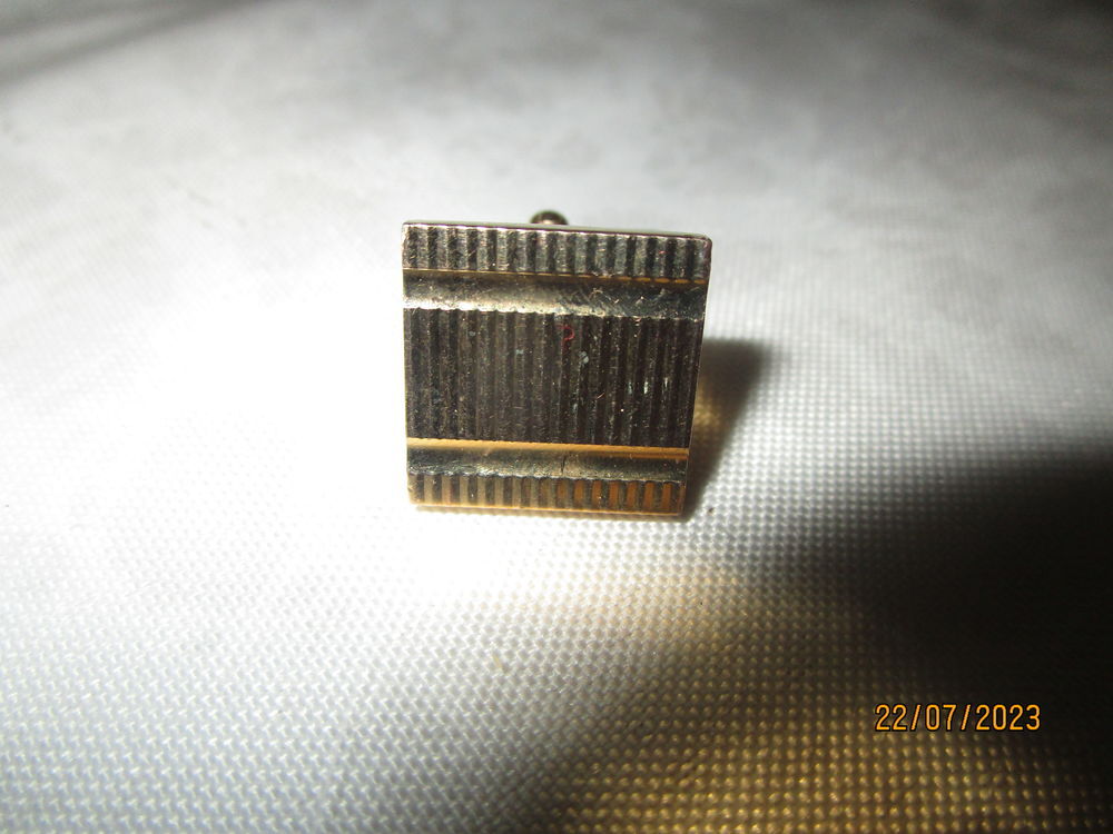 paire de boutons de manchettes en plaqu&eacute; or dans leur &eacute;crin Bijoux et montres
