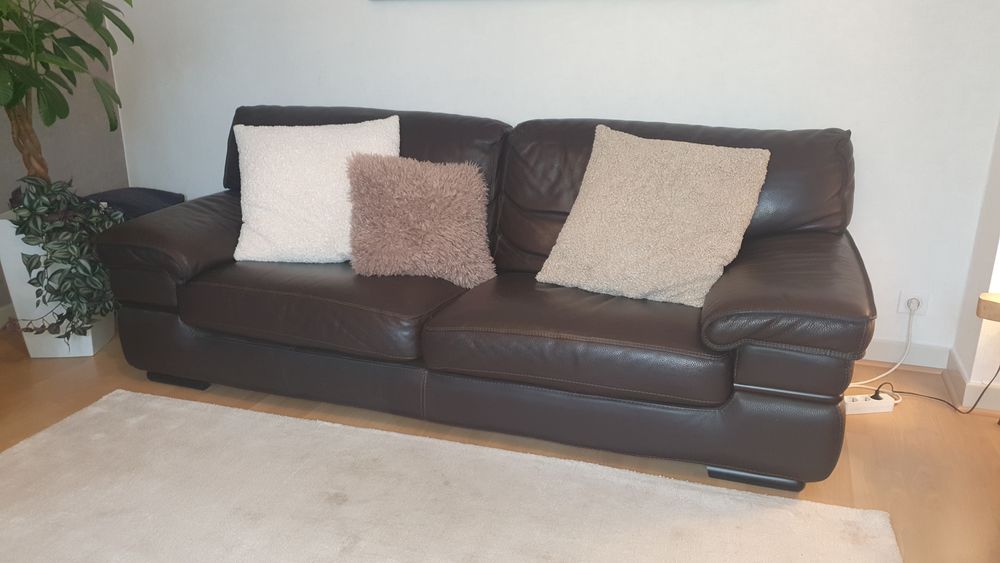 Canap&eacute; 3,5 places et deux fauteuils cuir marron Crozatier Meubles