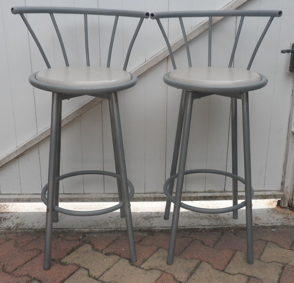 2 Chaises hautes m&eacute;tal assise en bois tournant sur roulement Cuisine