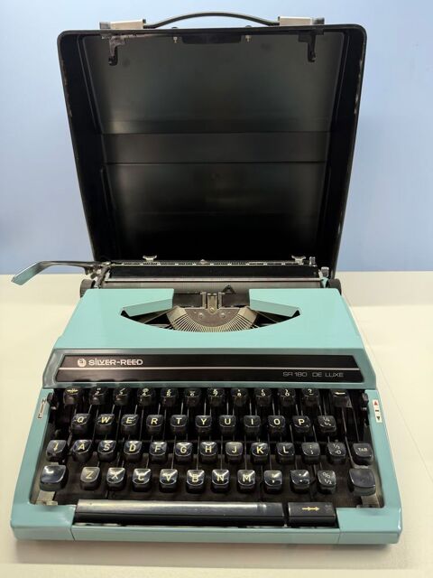 MACHINE A �CRIRE  SILVER REED  Vintage Bleue et COUVERCLE 140 G�nissieux (26)