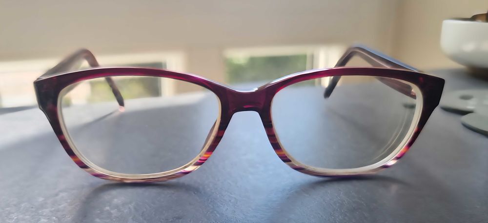 Lunette de vue &eacute;l&eacute;gante. Couleur prune. TBE Bijoux et montres