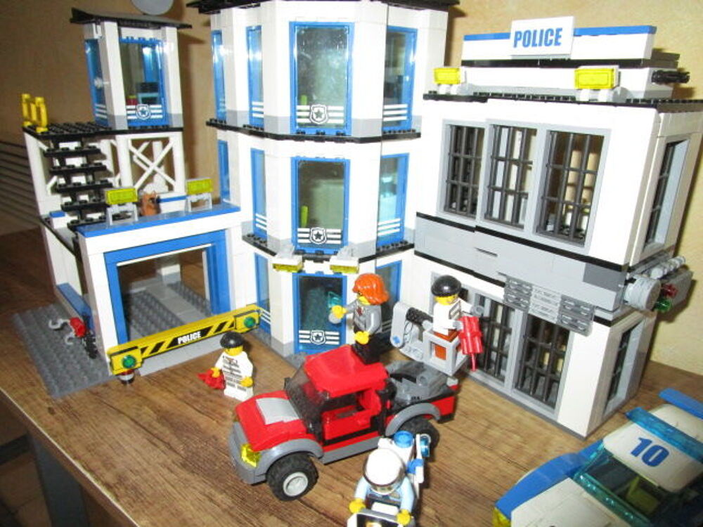 LOT 2CPCP
GROS LOT LEGO"CASERNE POMPIER+POLICE" Jeux / jouets