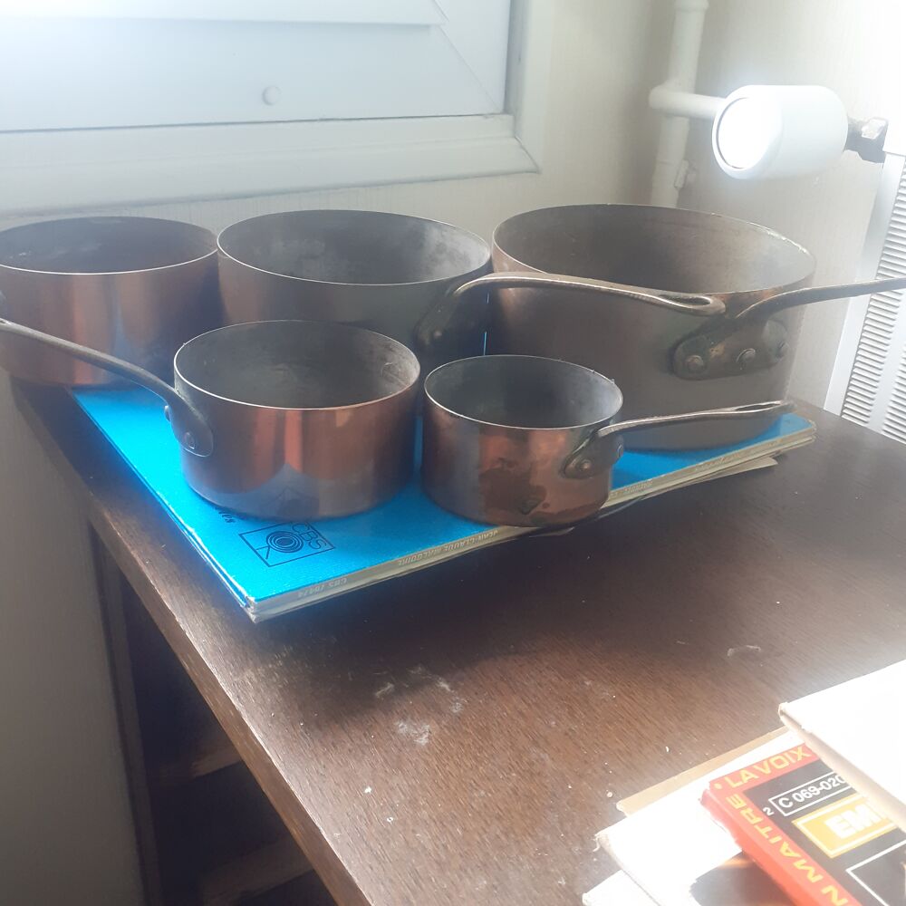ancienne casserole en cuivre et pot de mesures Cuisine