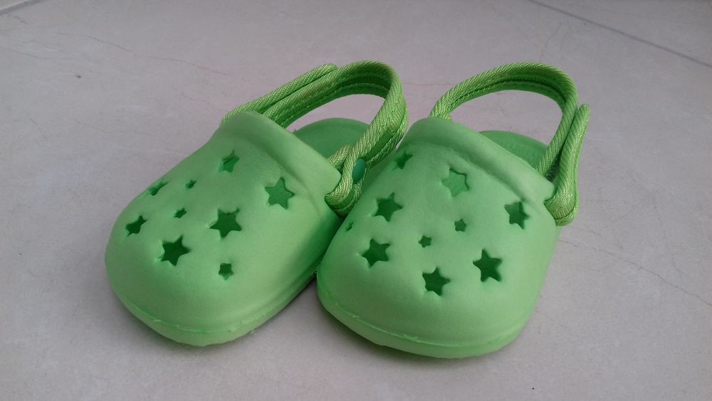 Crocs vertes taille 16 Chaussures
