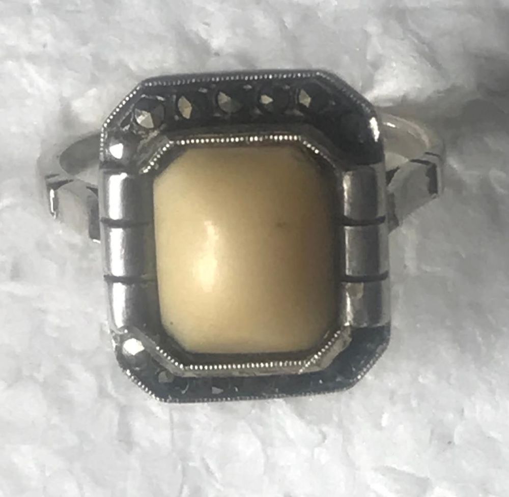 Bague ancienne en ARGENT cabochon en ivoire et marcassites Bijoux et montres