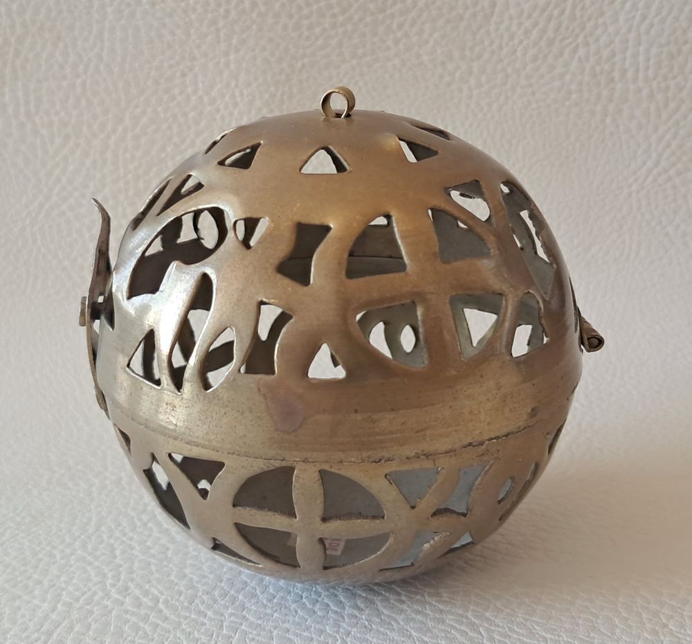 Encensoir porte encens en laiton ajour&eacute; de forme sph&eacute;rique Décoration