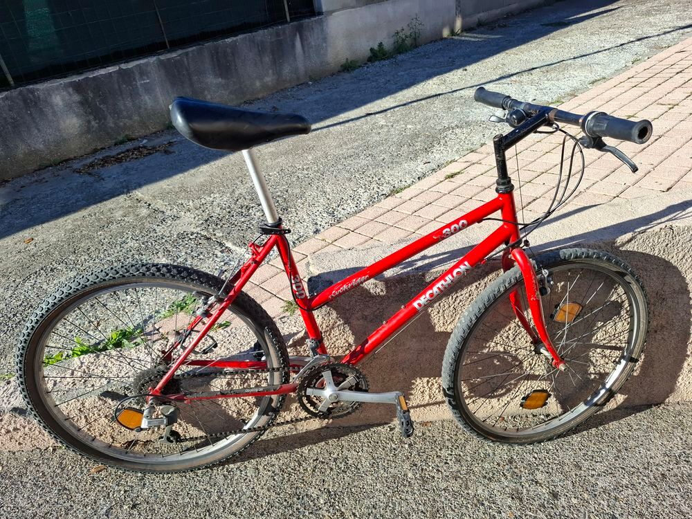 V&eacute;lo Rockrider 300 en bon &eacute;tat :
Vélos