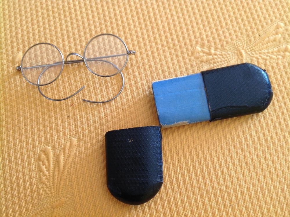 Paire de lunettes avec son &eacute;tui 