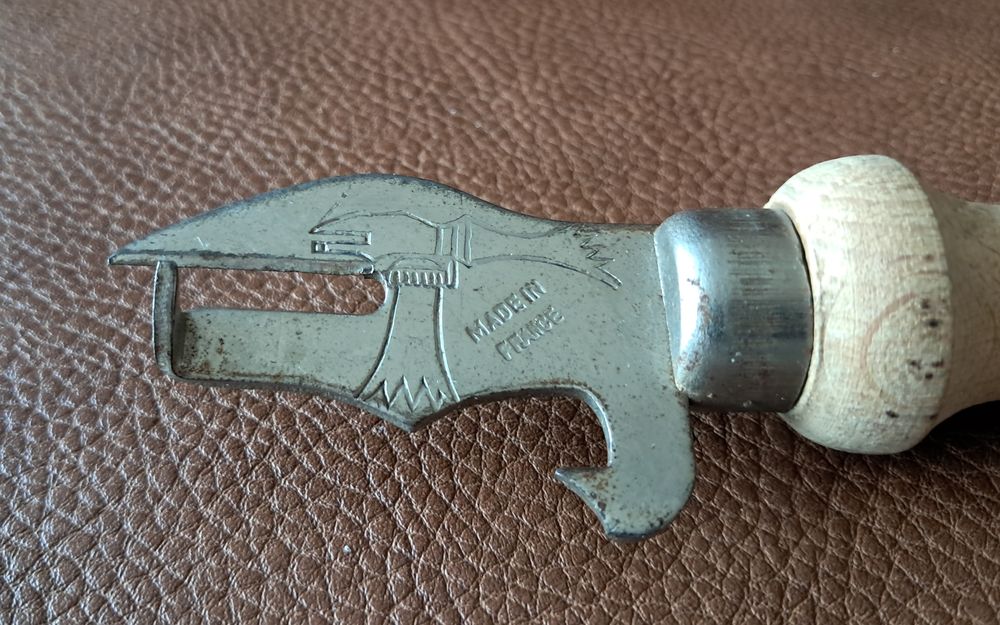 ancien ouvre-boite METEOR 
en m&eacute;tal et bois 
Made in France 