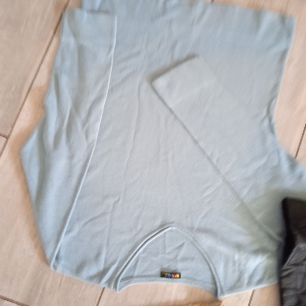 Pull bleu ciel col V taille 46/48 100 % acrylique marque spi Vêtements