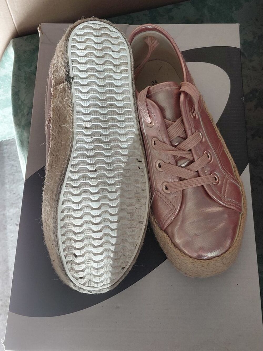 Differentes chaussures , femles- enfants et hommes. Chaussures