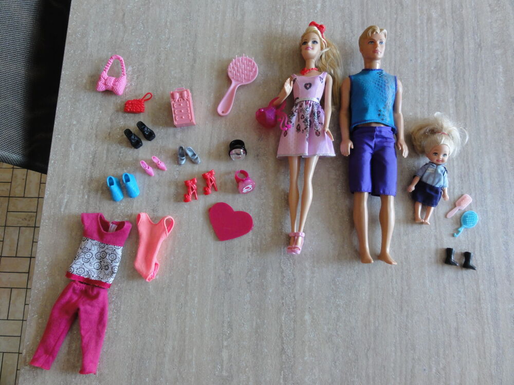  Poup&eacute;es Barbie + Ken + Fille + accessoires. Jeux / jouets