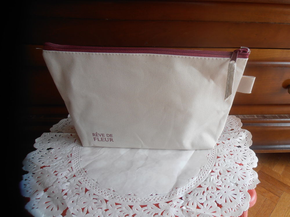 Trousse beige (42) Maroquinerie