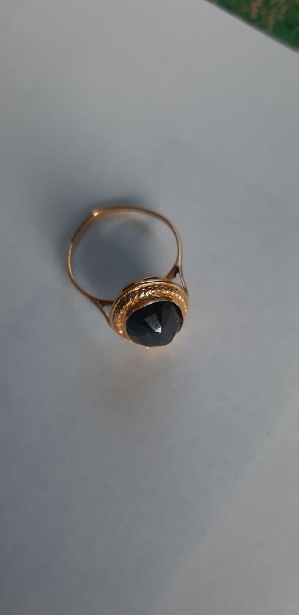BAGUE OR 18 CARATS; SAPHIR BLEU PROFOND, DIMETRE 19 MM -
Bijoux et montres