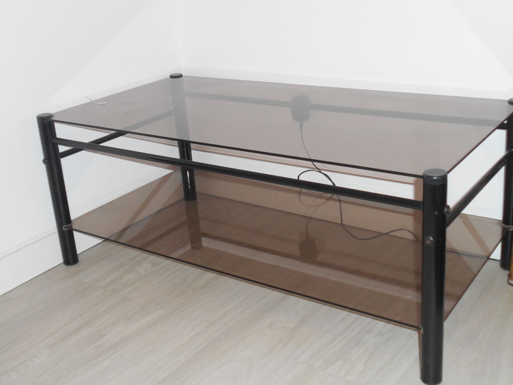 table basse en verre fume rectangulaire. Meubles