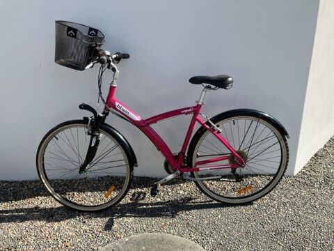 Vélo de couleur Rose, en bon état avec panier amovible.
0 Coëx (85)