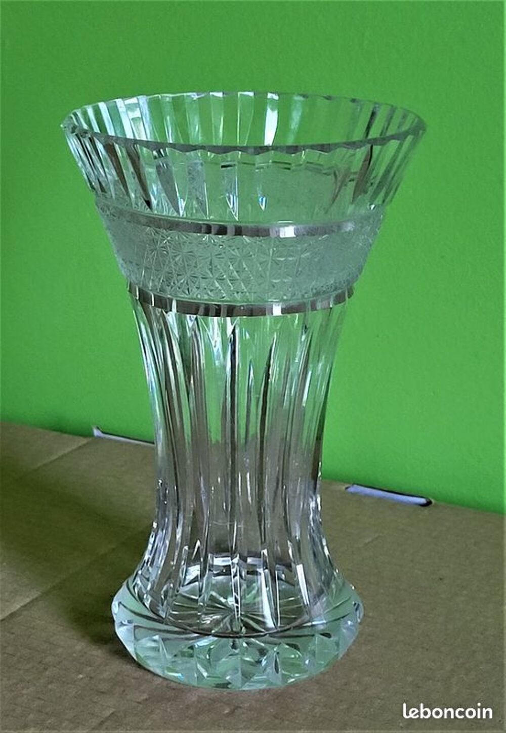 Ancien vase &agrave; facettes en cristal Décoration
