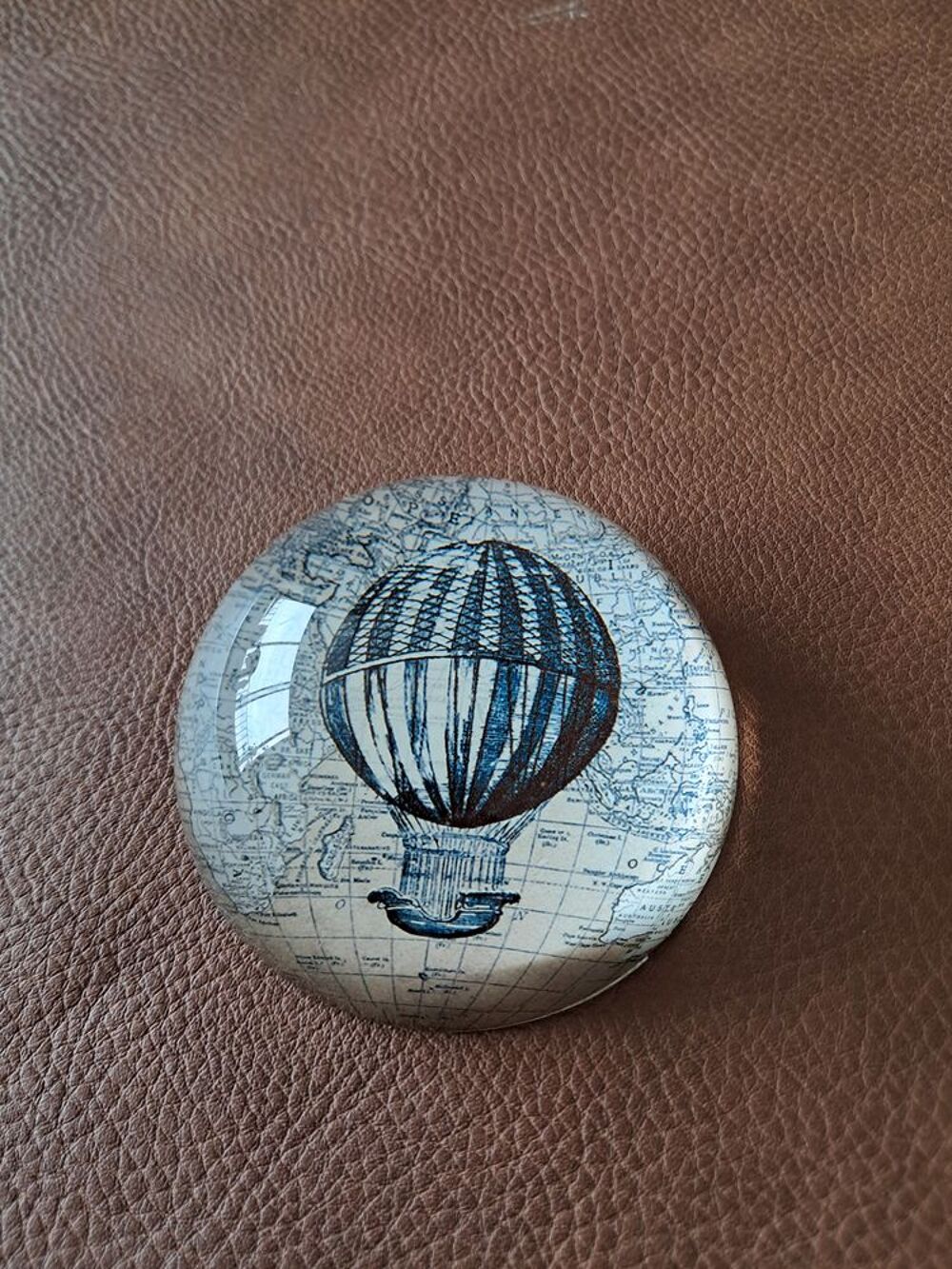 Presse papier en verre motif montgolfi&egrave;re avec map monde Décoration