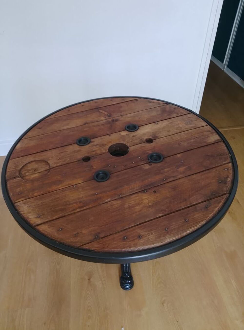 Jolie table ronde pied en fonte. Diam&egrave;tre 90
Avec 4 chaises Meubles