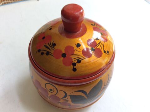 Boîte  couverte bois laqué décor floral made in USSR 12 Gif-sur-Yvette (91)