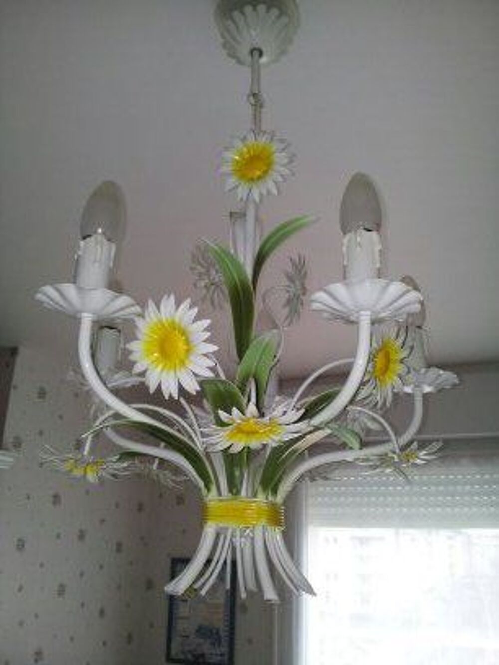 Lustre en m&eacute;tal blanc motifs floraux jaunes et verts Décoration