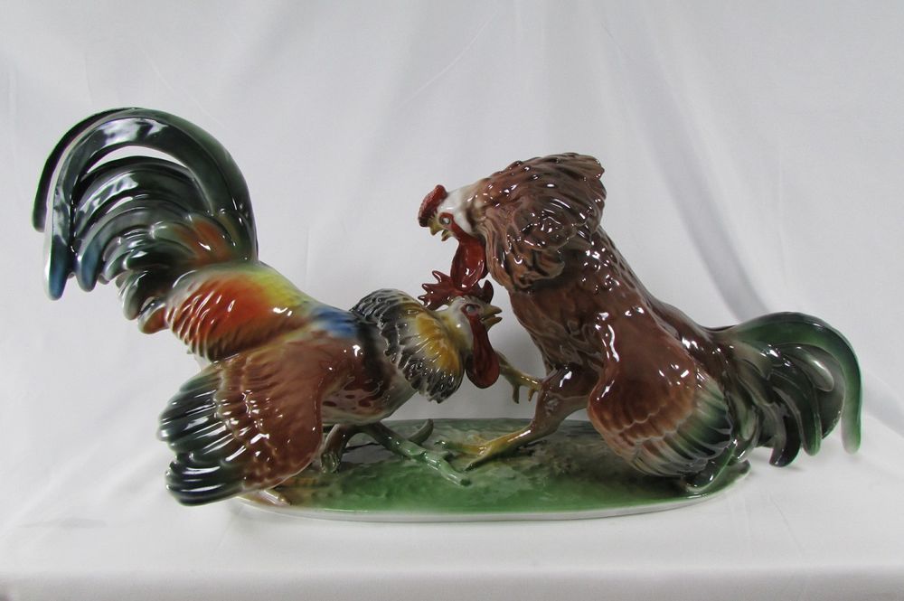 Groupe animalier : combat de coqs en porcelaine : Szabo Zolt Décoration