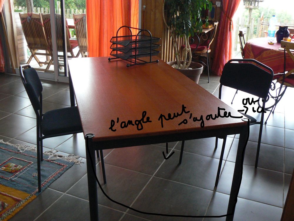 Bureau avec 2 chaises et des accessoires Meubles